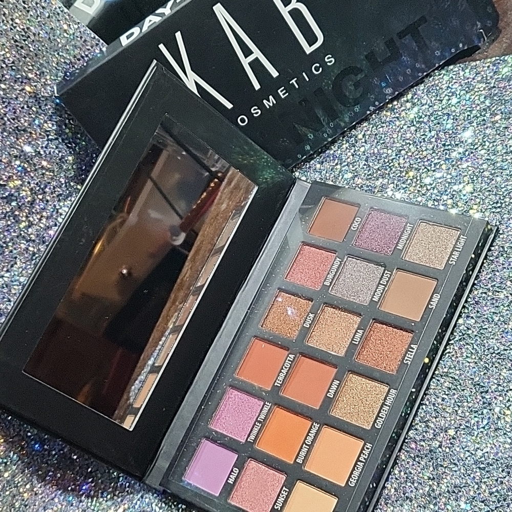 DAY + NIGHT EYESHADOW PALETTE (unused)